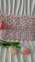 Pochette rose imprimé fleur avec écriture LOVE