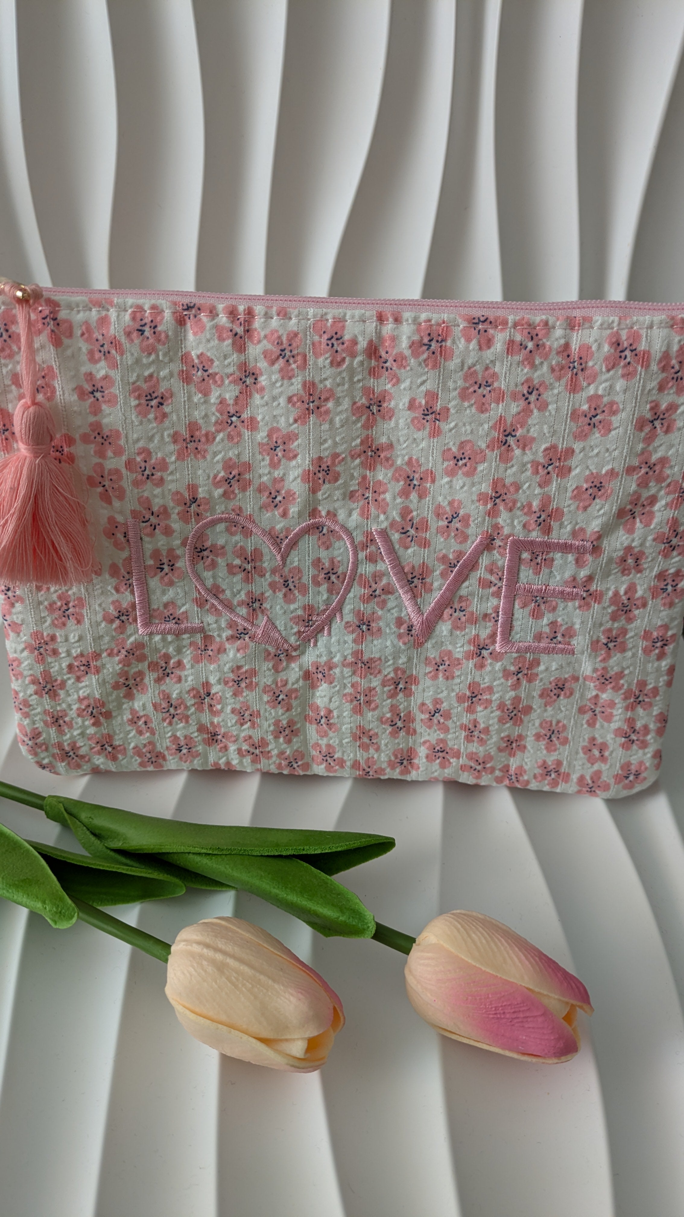 Pochette rose imprimé fleur avec écriture LOVE