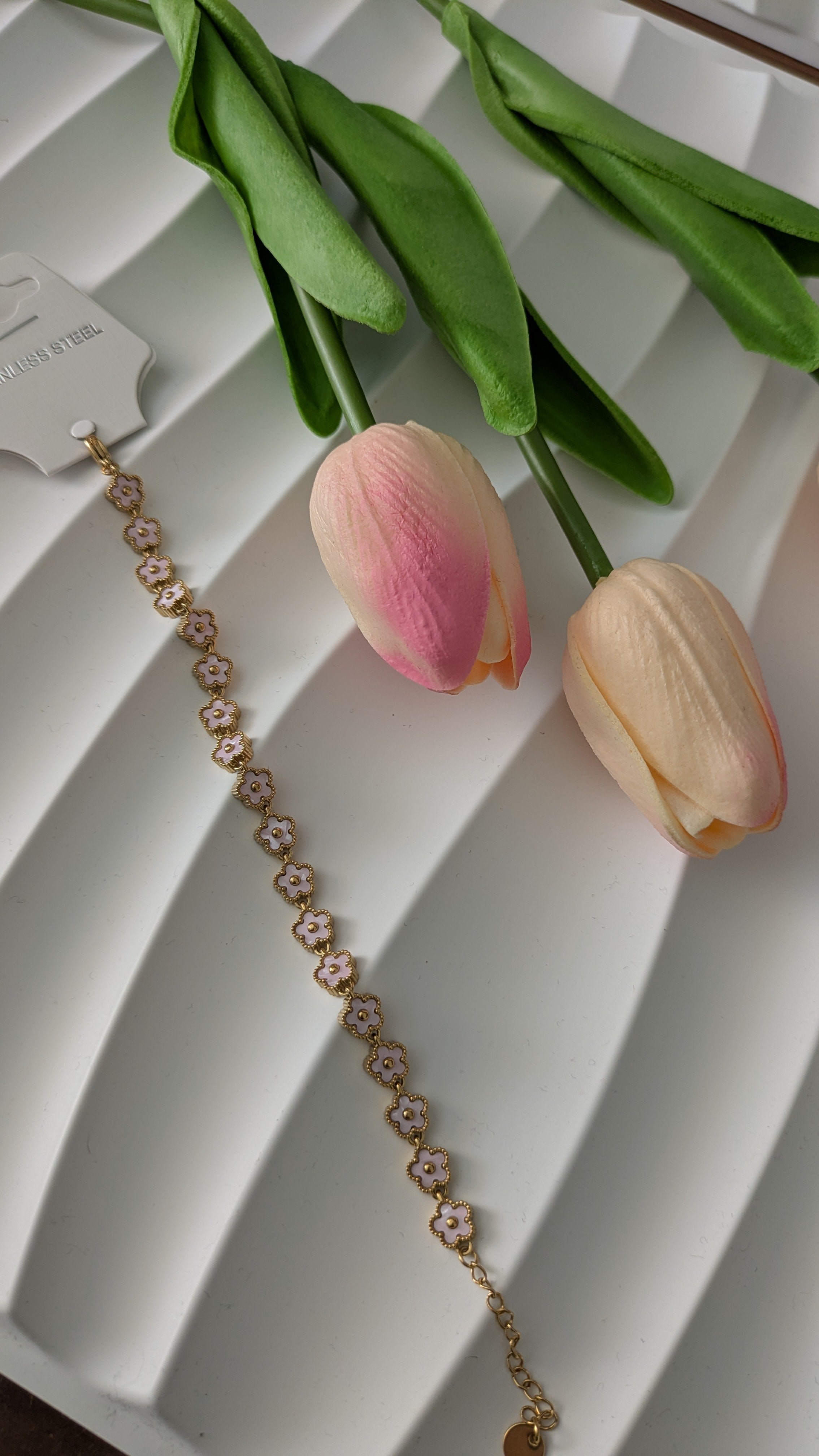 Bracelet fin en acier inoxydable petite fleur rose