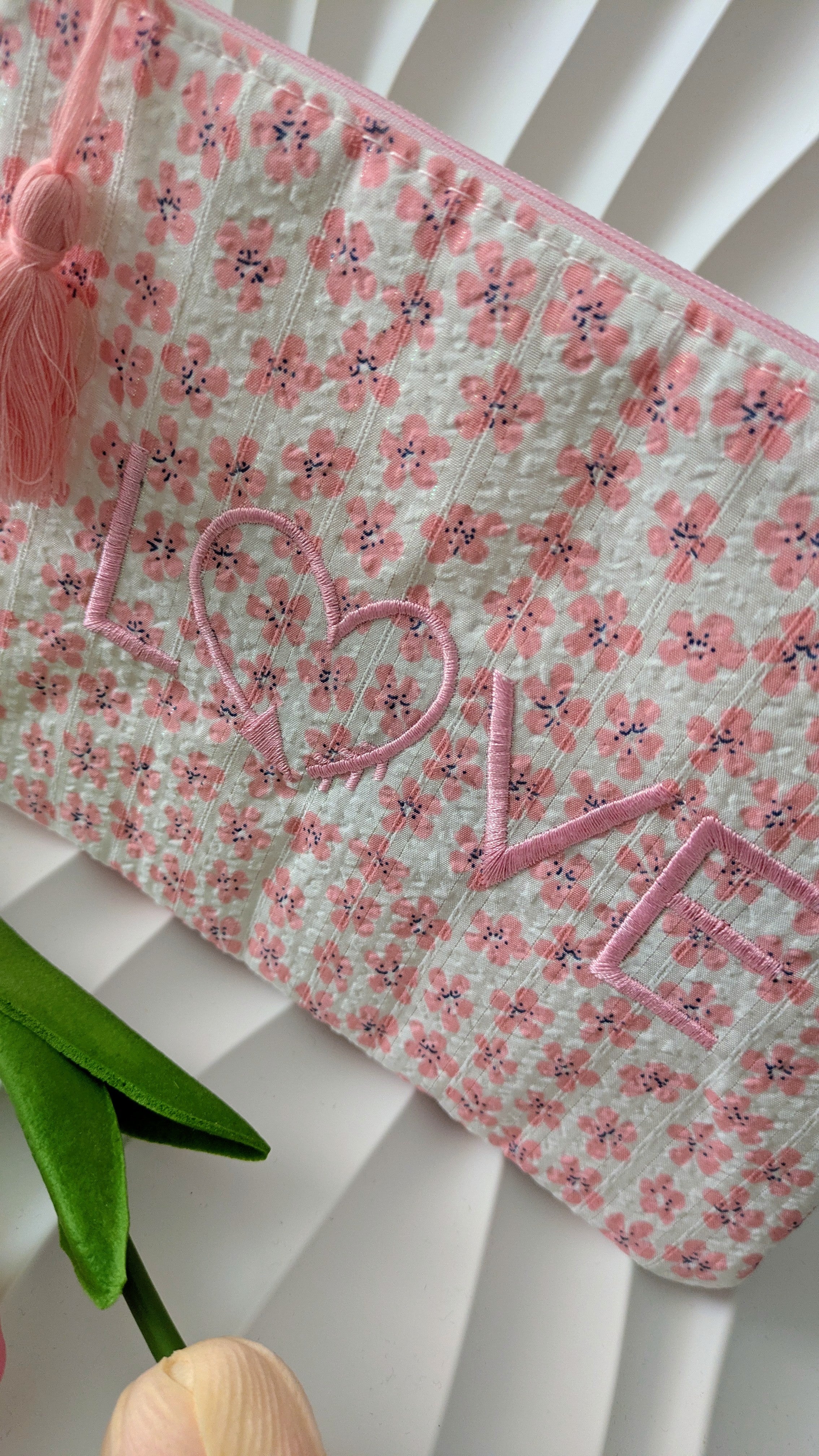 Pochette rose imprimé fleur avec écriture LOVE