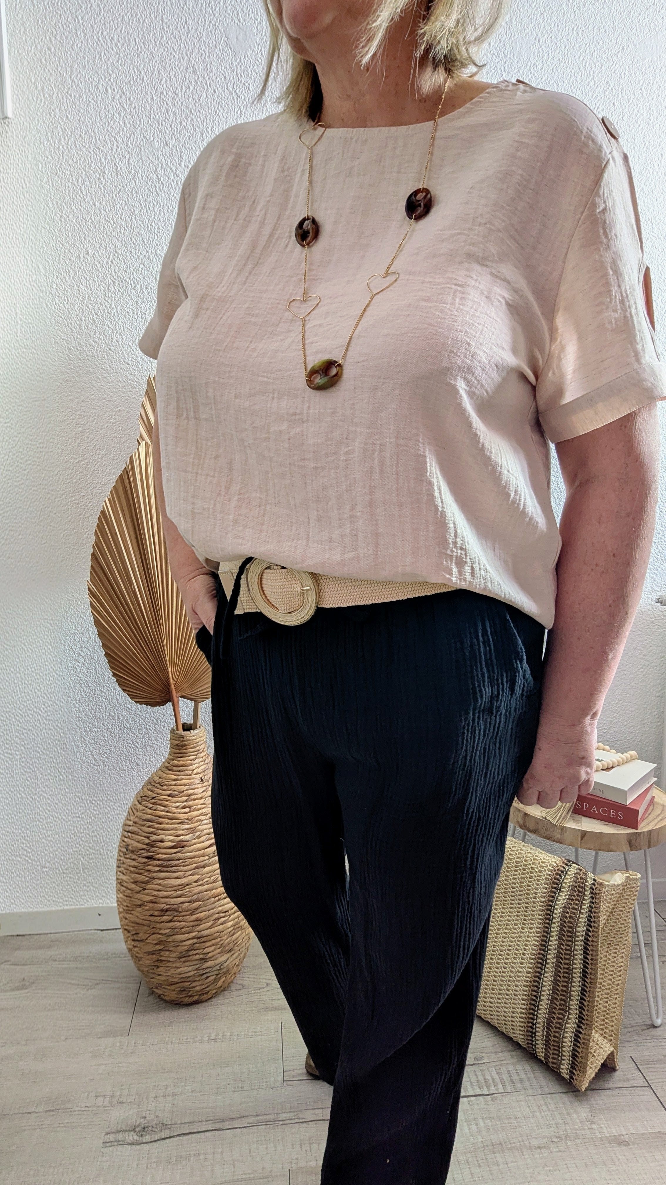 T-shirts Noa en lin avec bouton sur les épaules et fantaisie sur les manches courtes