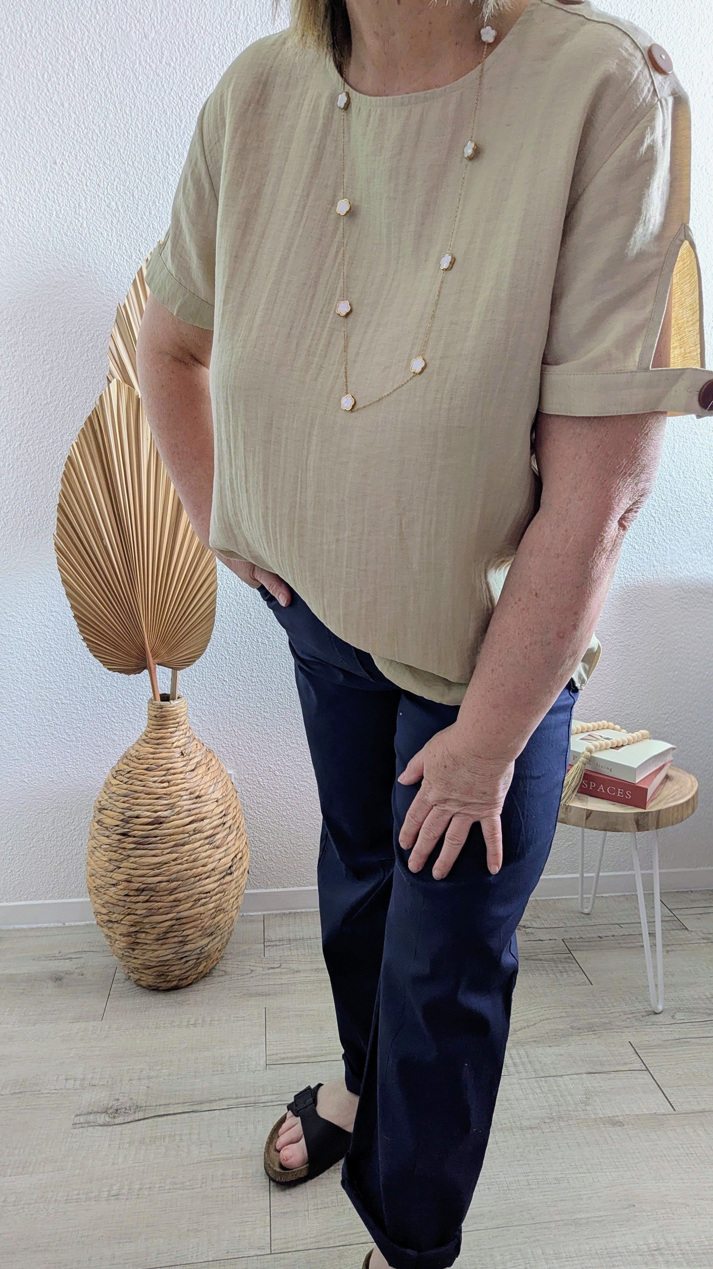 T-shirts Noa lin avec bouton sur les épaules et fantaisie sur les manches courtes