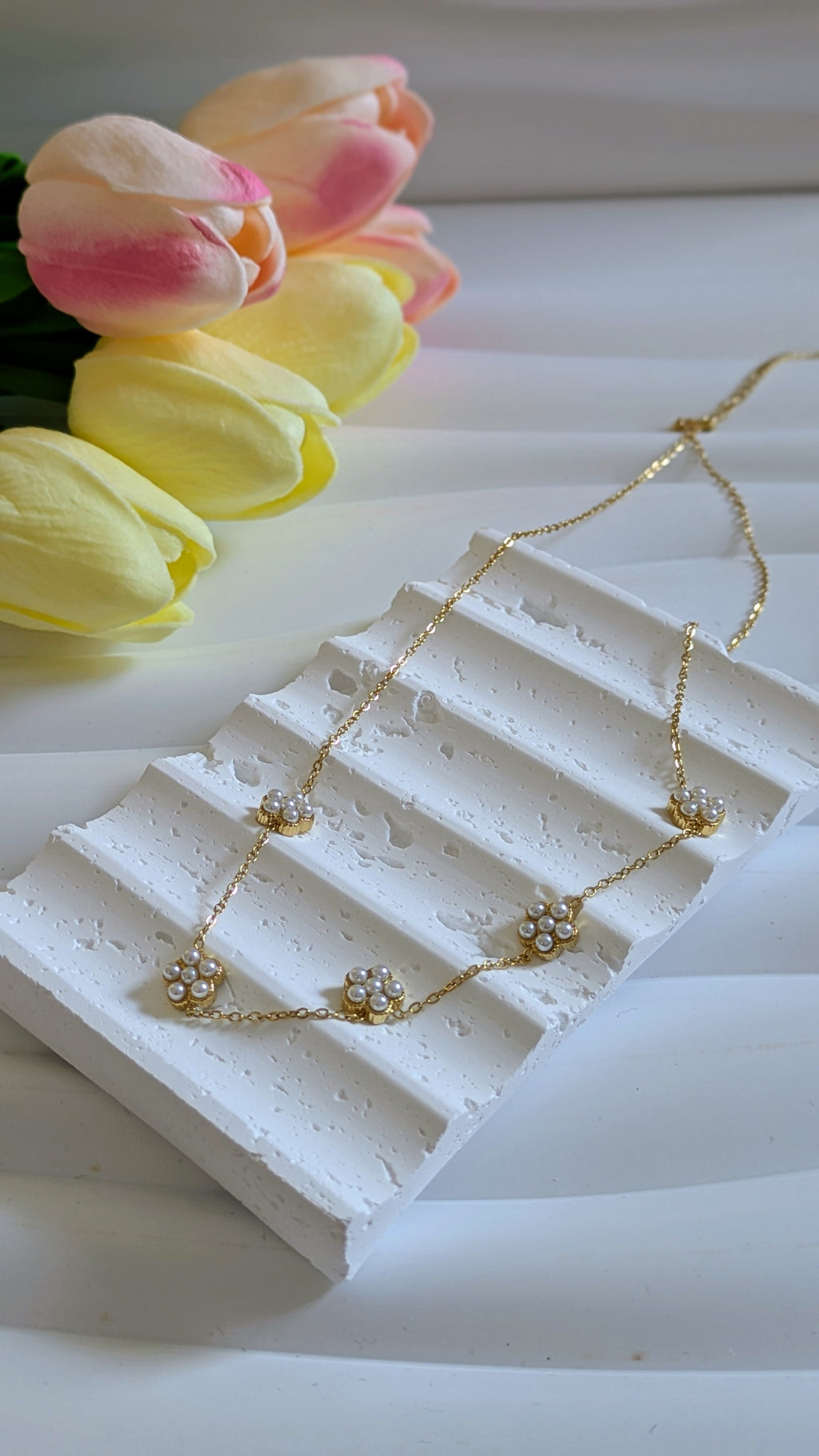 Collier en acier inoxydable petites fleurs en perle