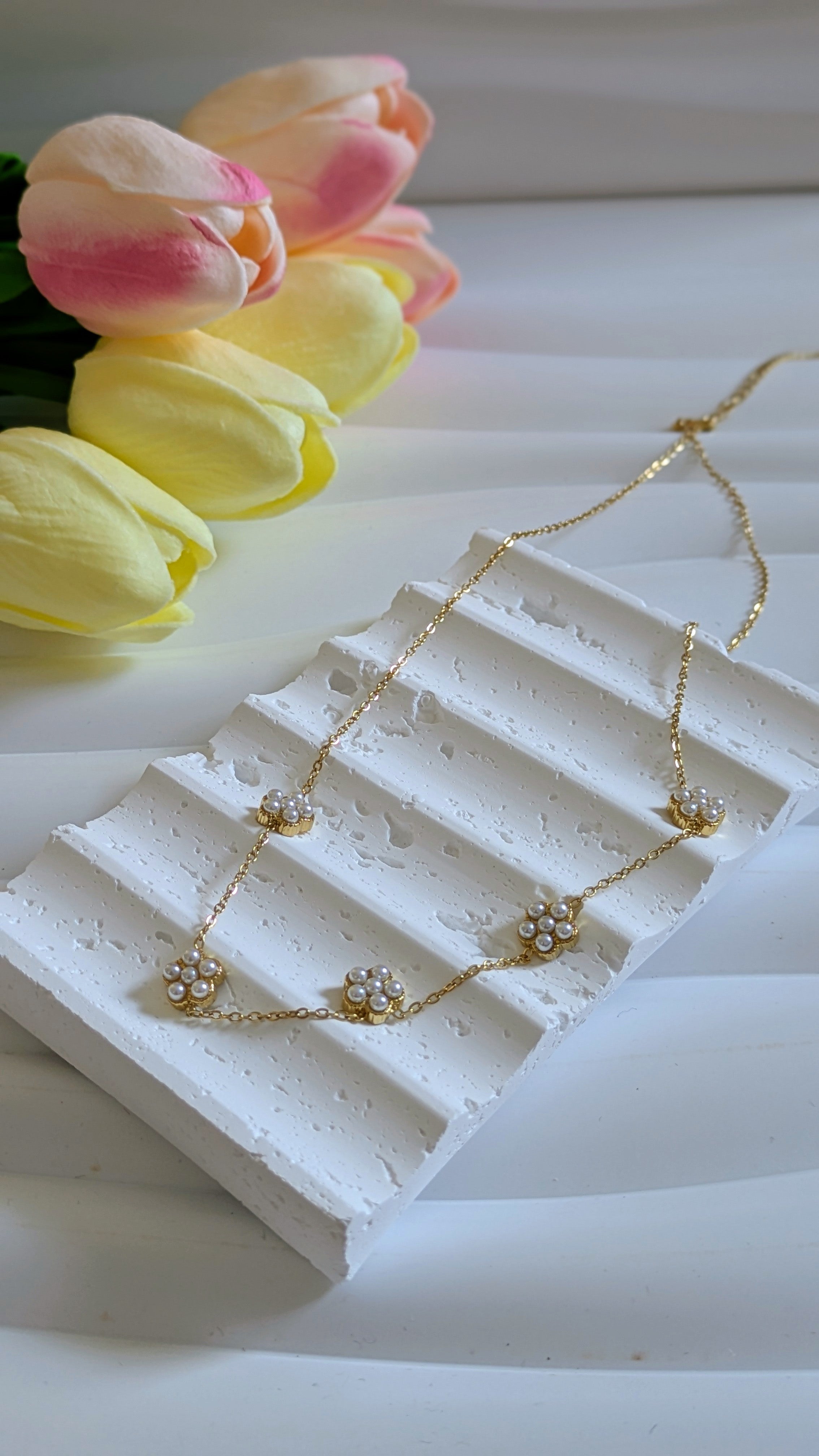 Collier en acier inoxydable petites fleurs en perle