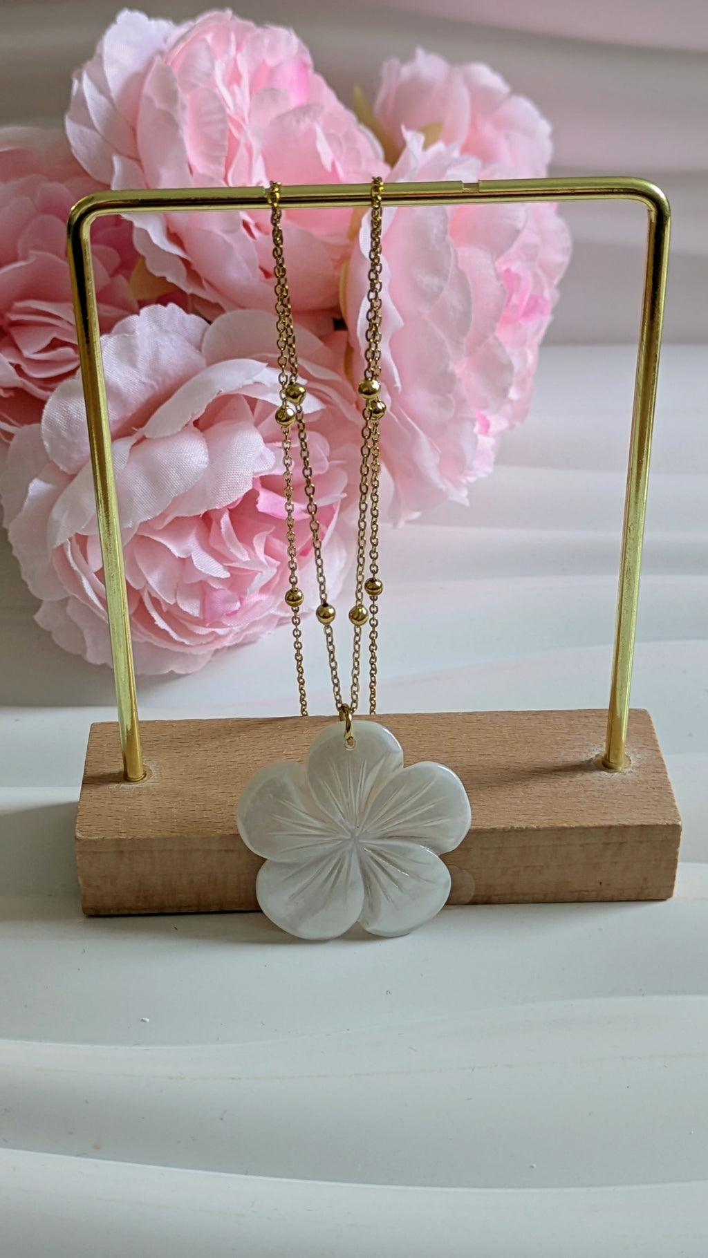 Collier en acier inoxydable avec une jolie fleur blanche