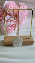 Collier en acier inoxydable avec une jolie fleur blanche