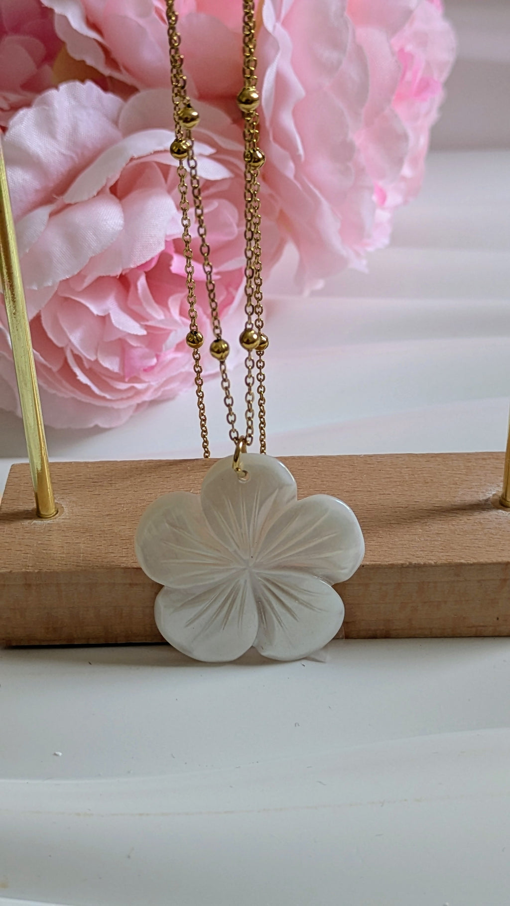 Collier en acier inoxydable avec une jolie fleur blanche
