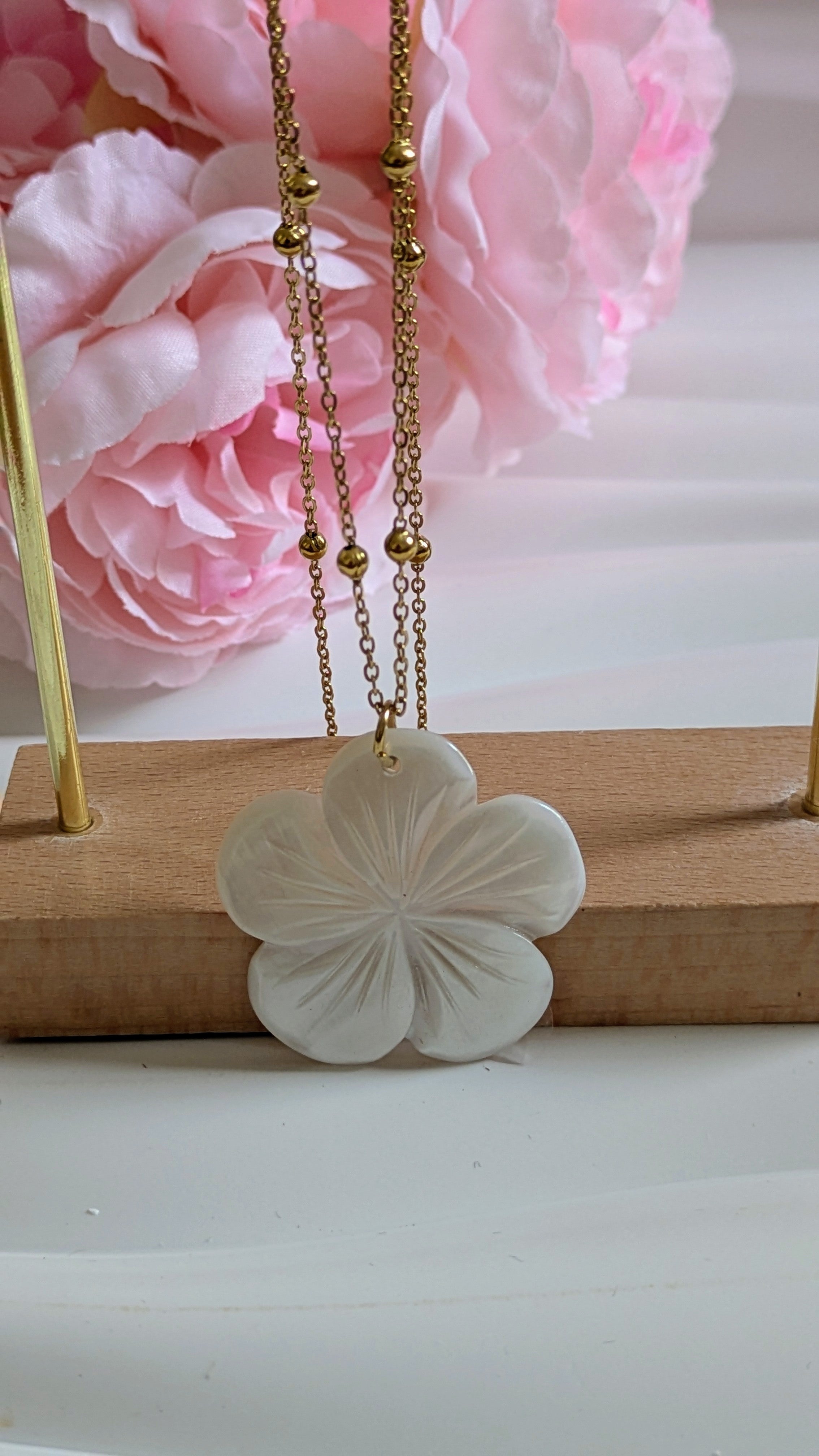Collier en acier inoxydable avec une jolie fleur blanche