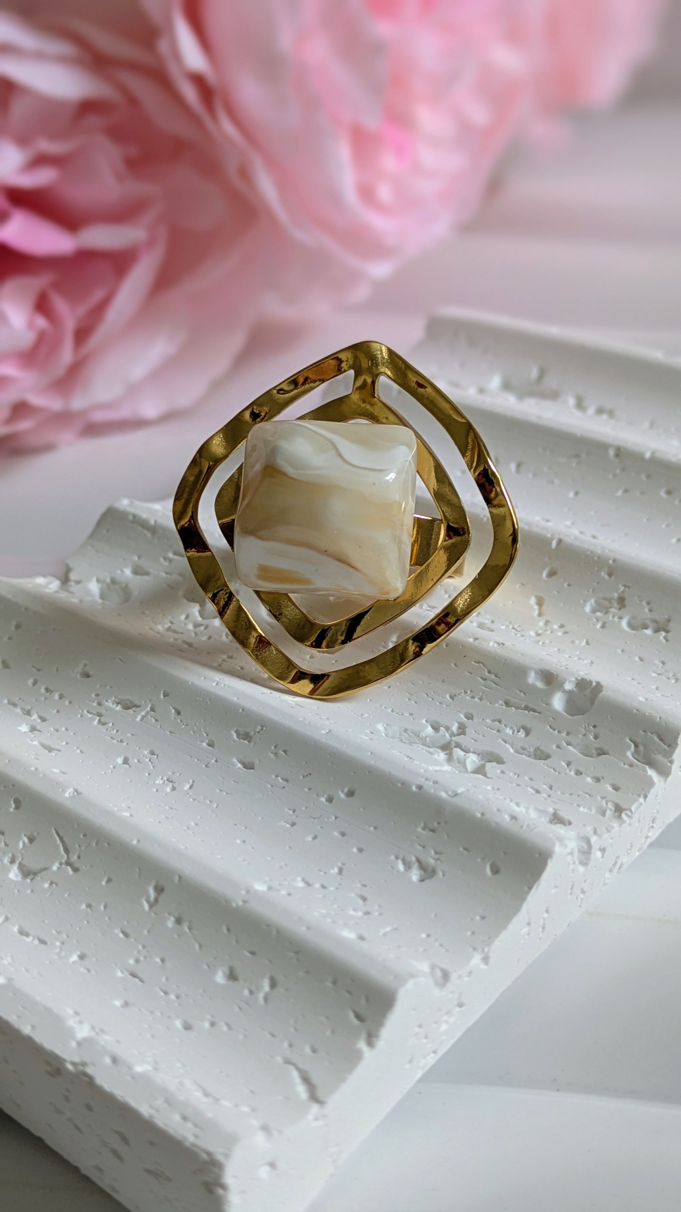 Bague avec une résine blanche en acier inoxydable ajustable