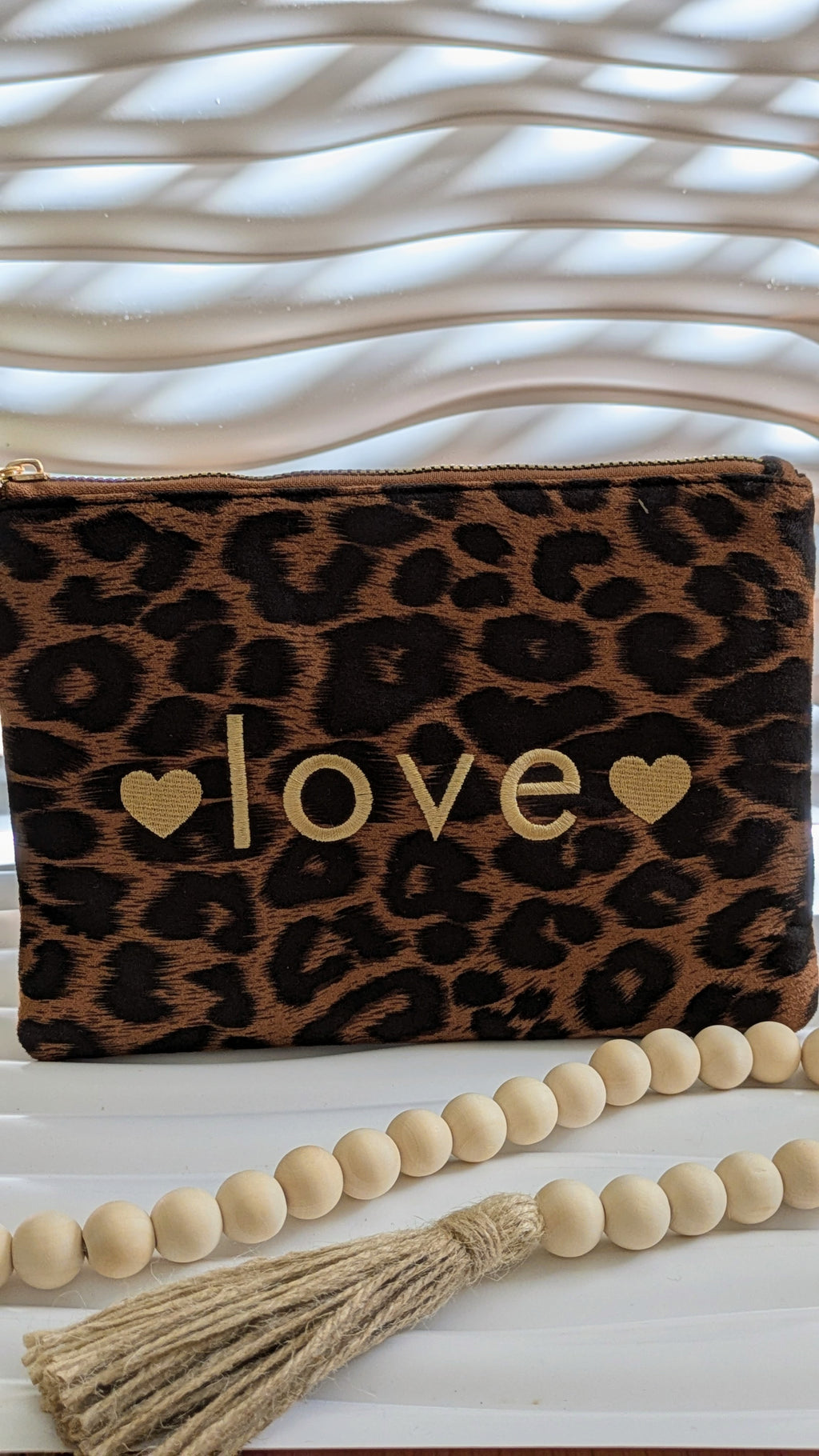 Pochette terracotta imprimé léopard écriture LOVE