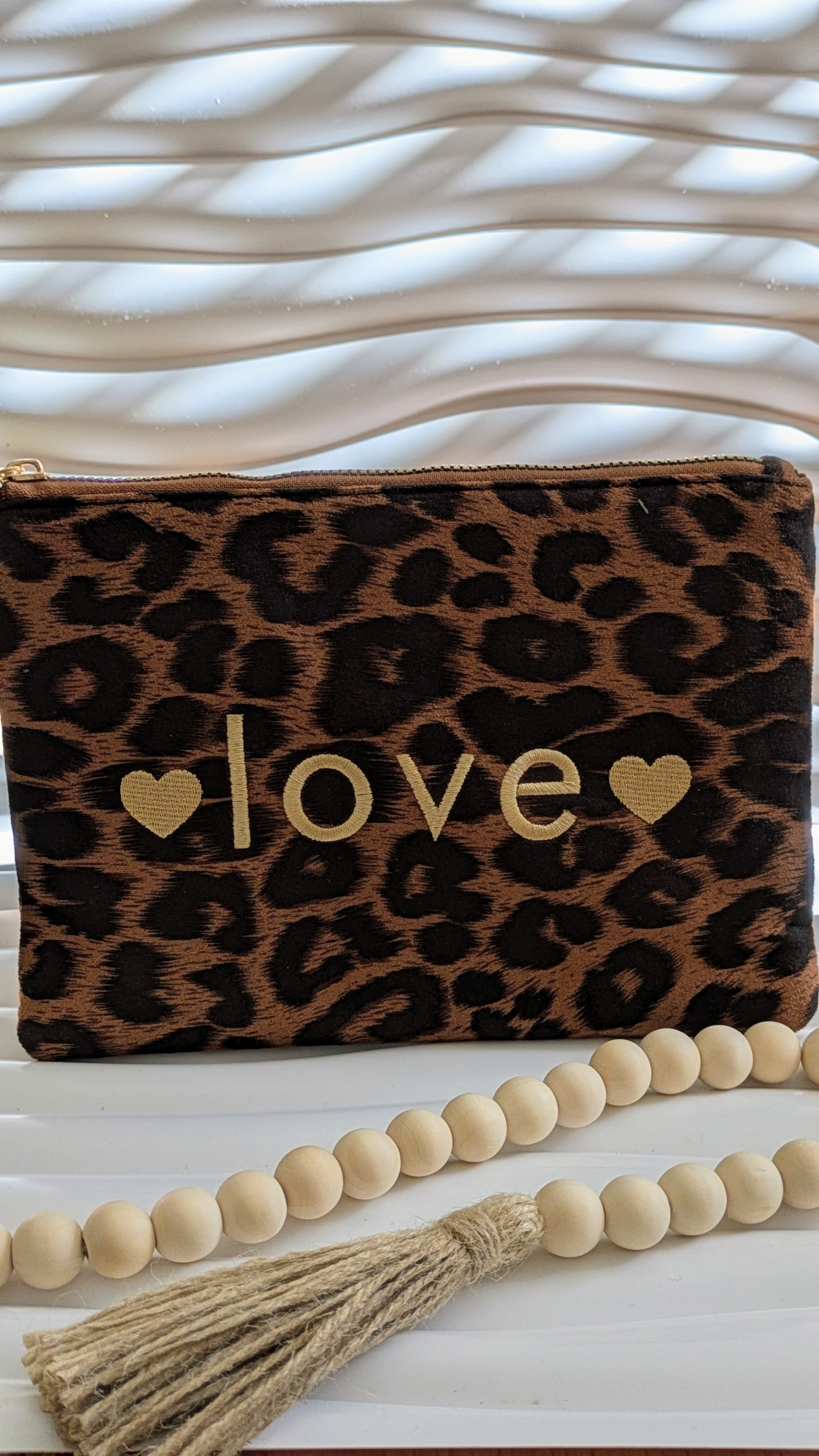 Pochette terracotta imprimé léopard écriture LOVE