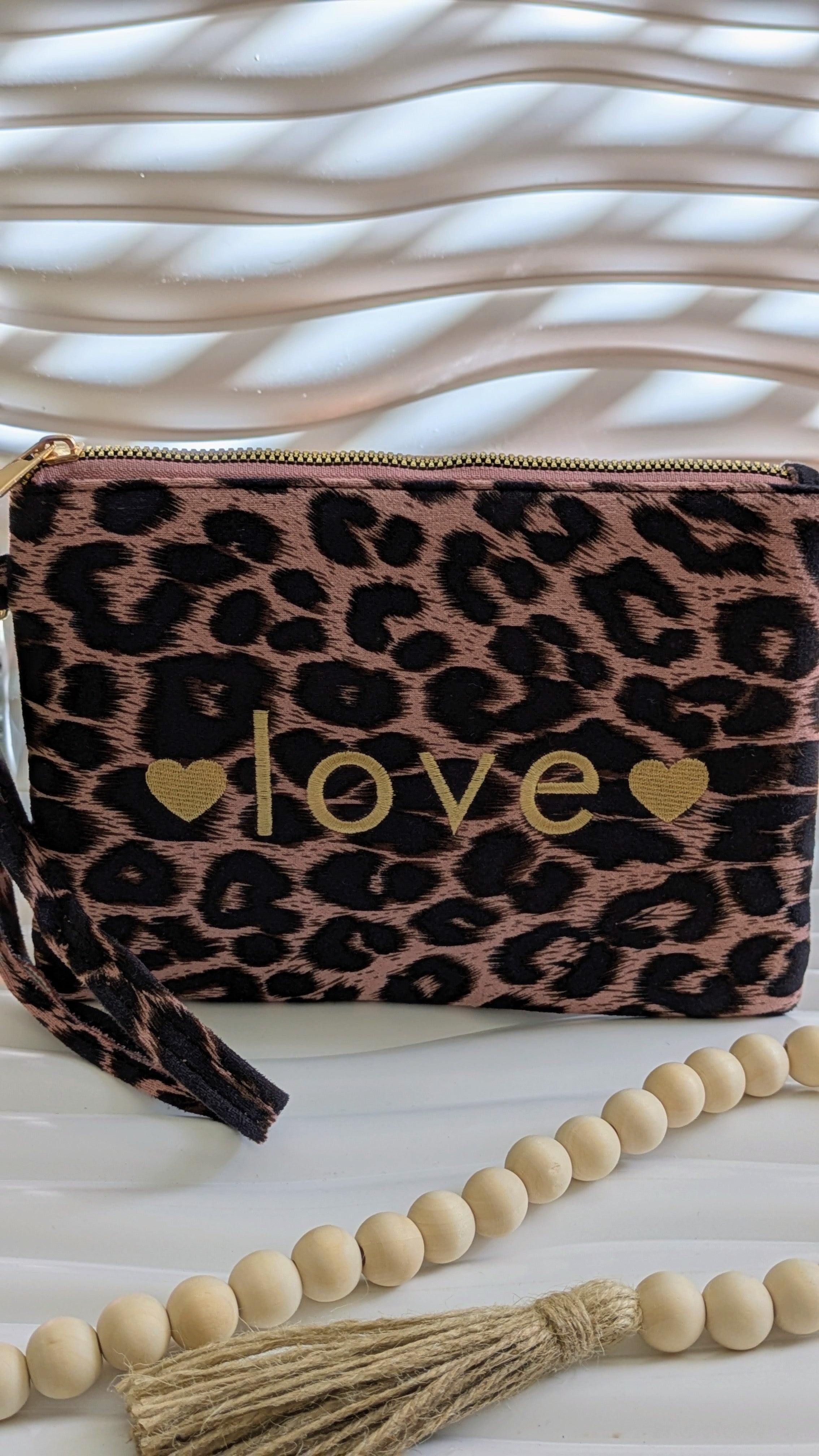 Pochette rose imprimé léopard avec écriture LOVE