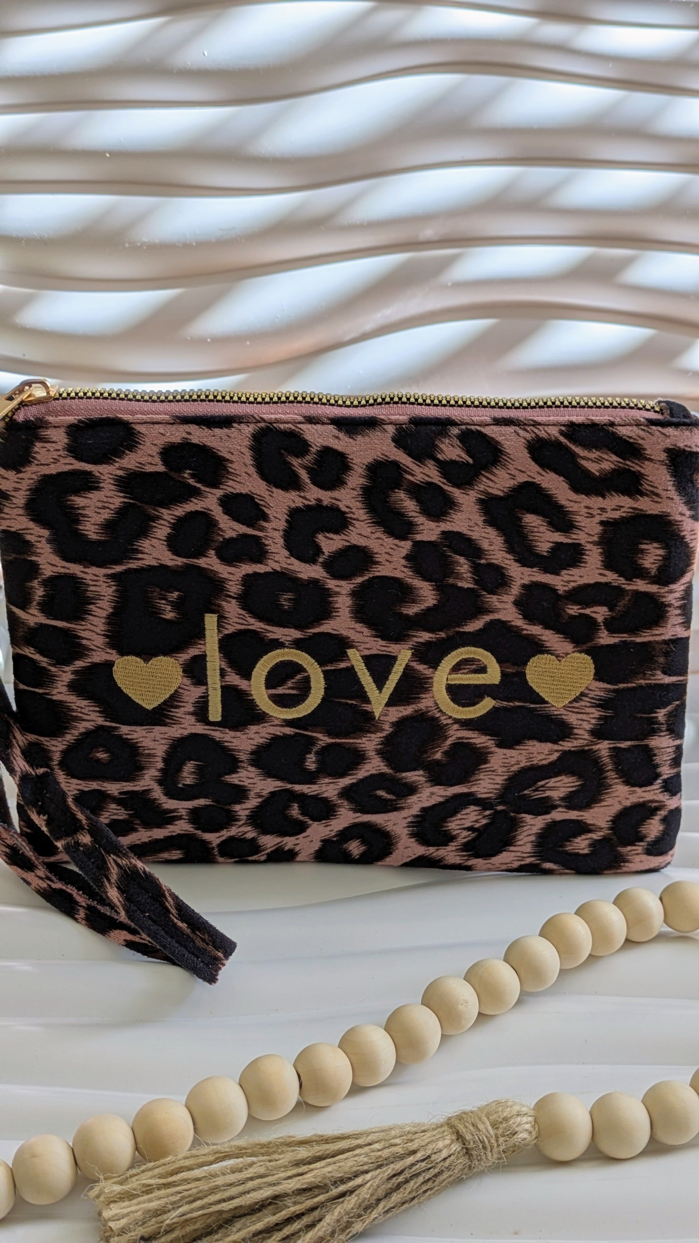 Pochette rose imprimé léopard avec écriture LOVE