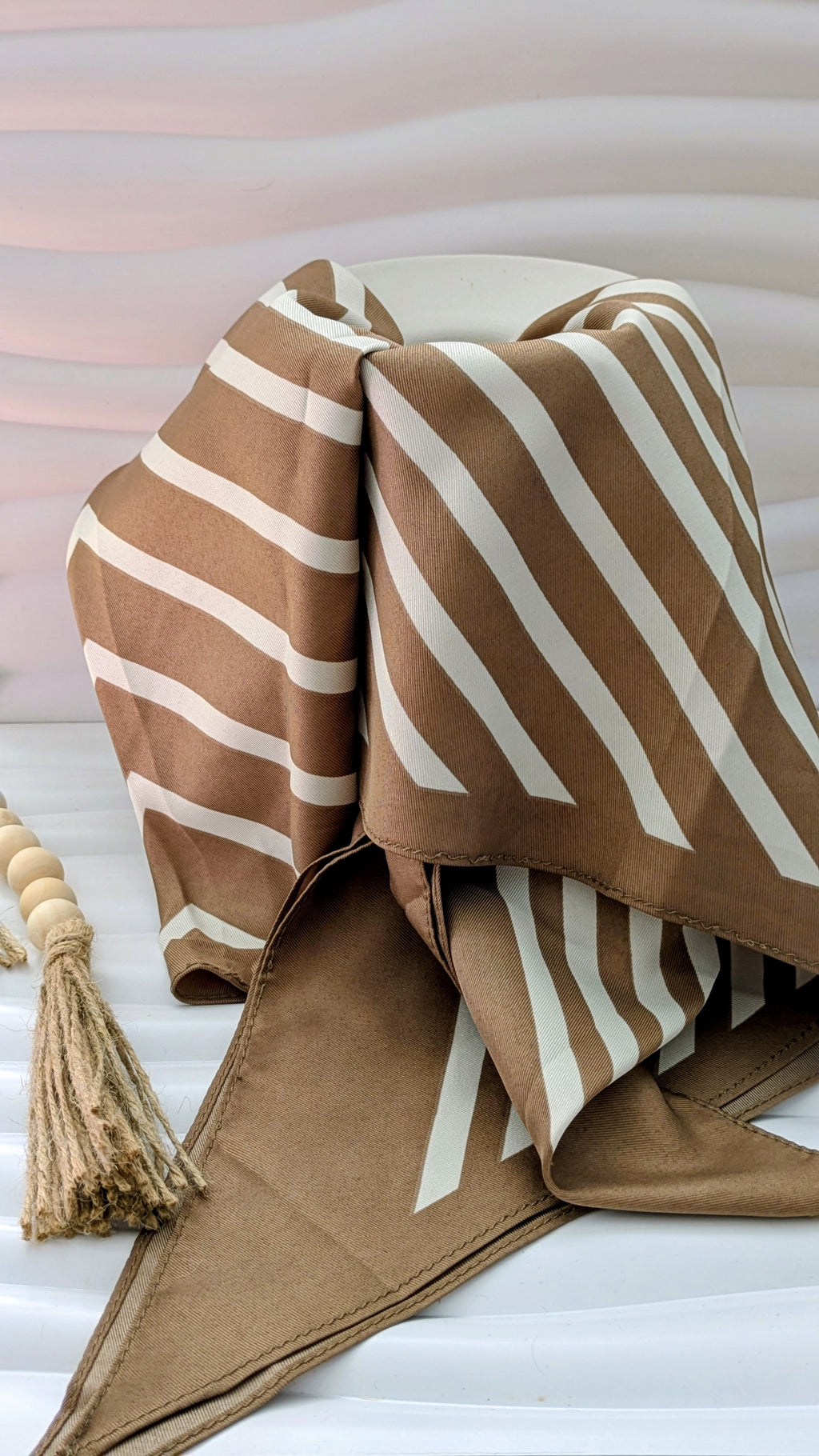 Foulard triangle imprimé Camel et blanc