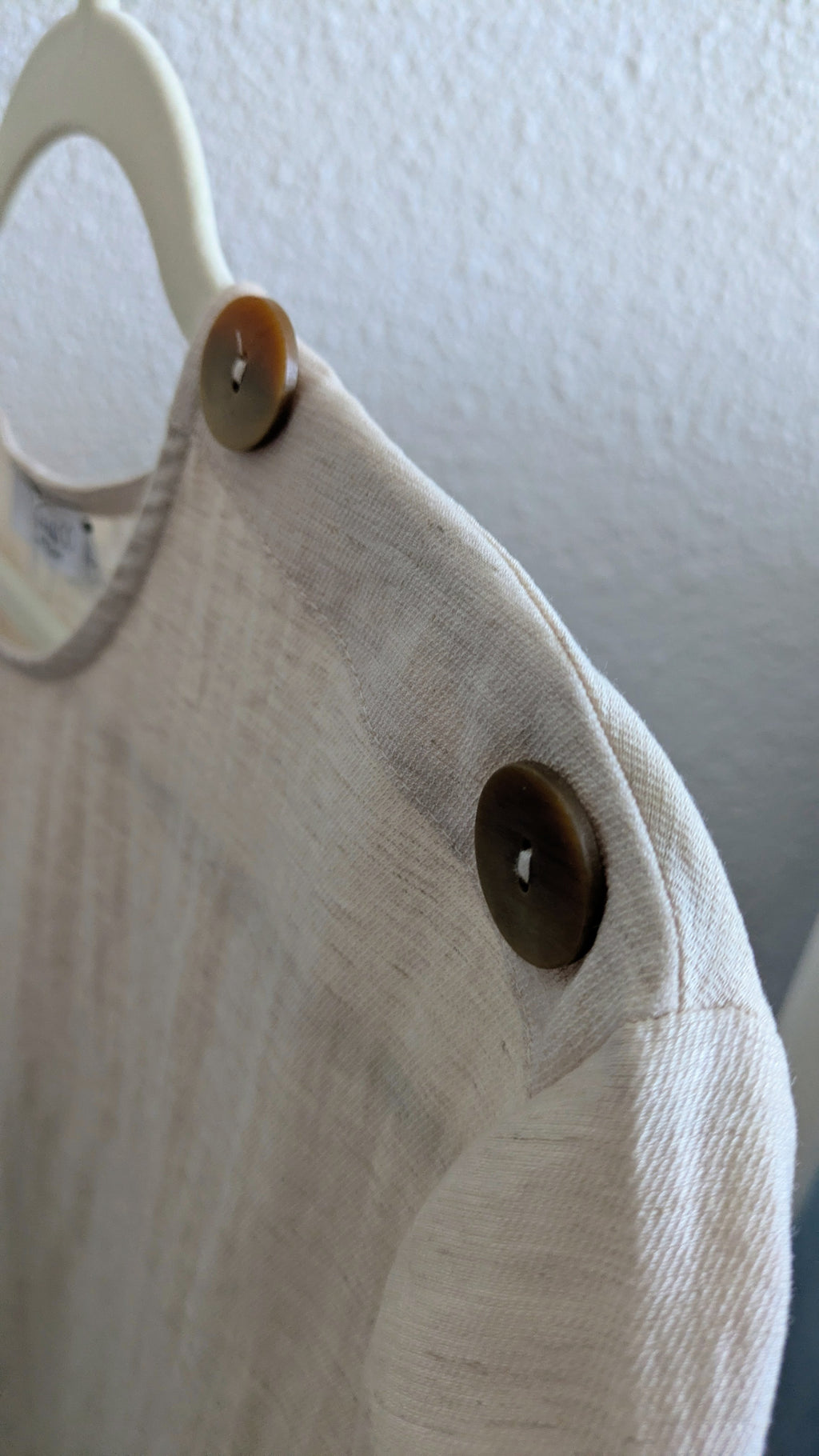 T-shirts Noa en lin avec bouton sur les épaules et fantaisie sur les manches courtes