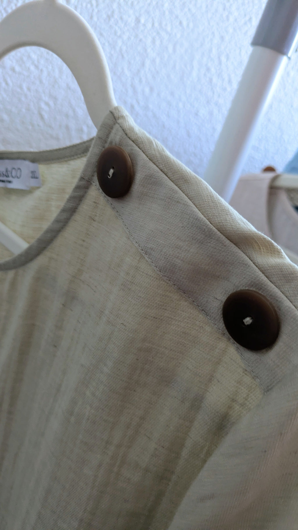 T-shirts Noa lin avec bouton sur les épaules et fantaisie sur les manches courtes