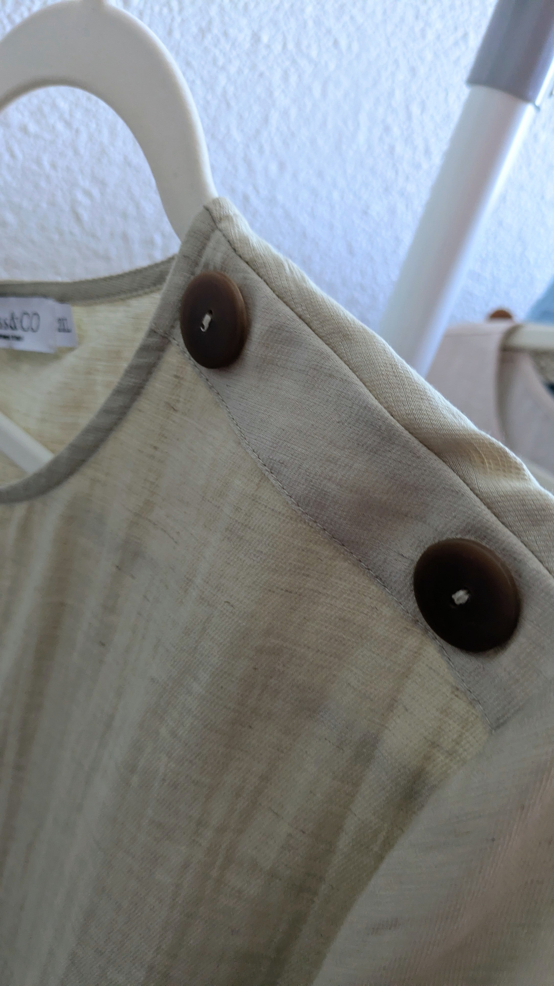 T-shirts Noa lin avec bouton sur les épaules et fantaisie sur les manches courtes