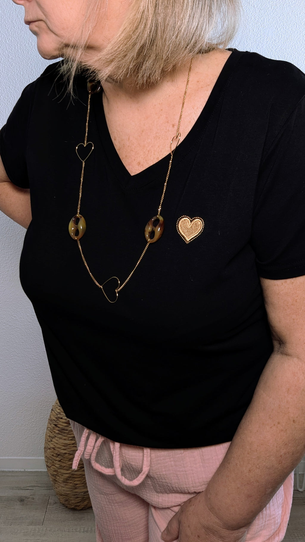 T-shirt Nino noir avec une petite broderie cœur doré