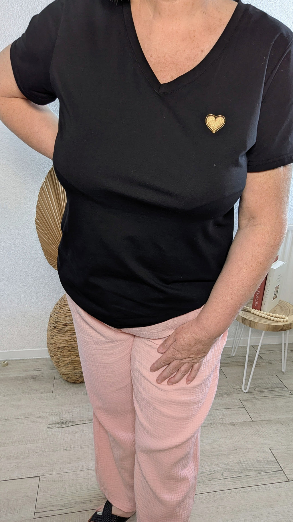 T-shirt Nino noir avec une petite broderie cœur doré