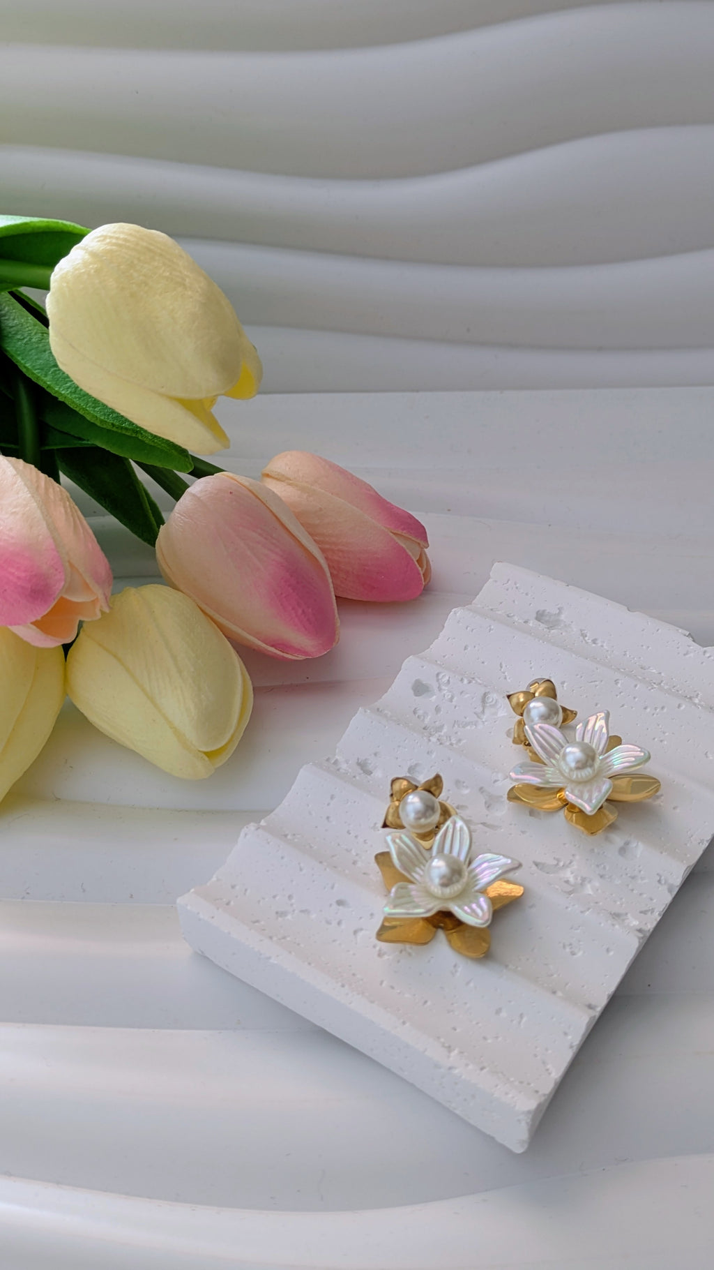 Boucles d'oreilles fleur blanche en acier inoxydable